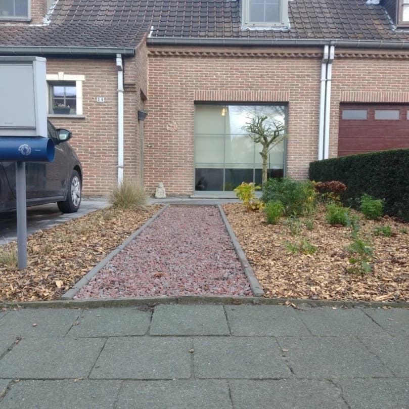 Voortuin met grindpad en nieuwe beplanting